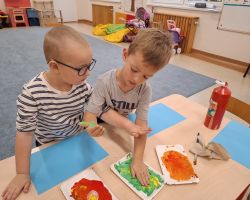 dzieci podczas różnych aktywności