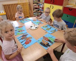 dzieci podczas różnych aktywności