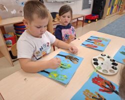 dzieci podczas różnych aktywności