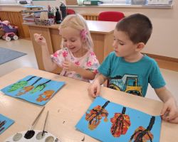 dzieci podczas różnych aktywności