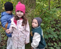 dzieci podczas różnych aktywności