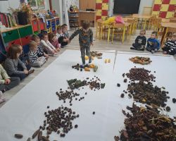 dzieci podczas zajęć sensorycznych