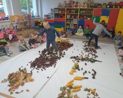 dzieci podczas zajęć sensorycznych