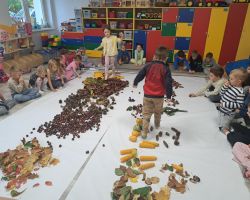 dzieci podczas zajęć sensorycznych