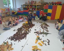 dzieci podczas zajęć sensorycznych