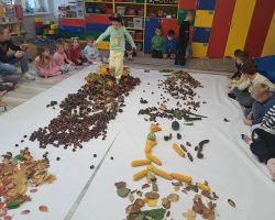 dzieci podczas zajęć sensorycznych