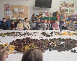 dzieci podczas zajęć sensorycznych