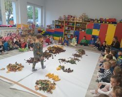 dzieci podczas zajęć sensorycznych