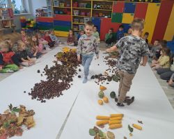 dzieci podczas zajęć sensorycznych