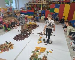 dzieci podczas zajęć sensorycznych