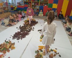 dzieci podczas zajęć sensorycznych