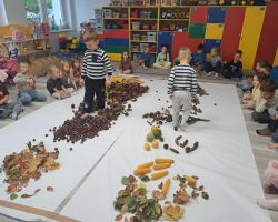 dzieci podczas zajęć sensorycznych