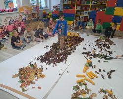 dzieci podczas zajęć sensorycznych