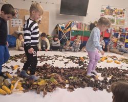 dzieci podczas zajęć sensorycznych