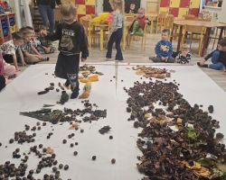 dzieci podczas zajęć sensorycznych