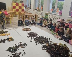 dzieci podczas zajęć sensorycznych