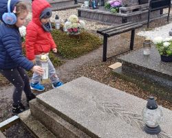 dzieci podczas spaceru na cmentarz