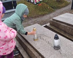 dzieci podczas spaceru na cmentarz