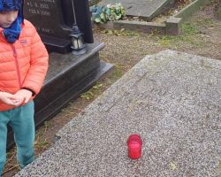 dzieci podczas spaceru na cmentarz