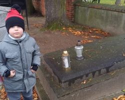 dzieci podczas spaceru na cmentarz