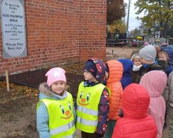 dzieci podczas spaceru na cmentarz