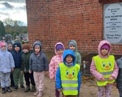 dzieci podczas spaceru na cmentarz