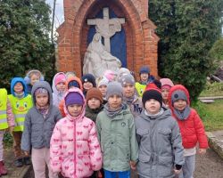 dzieci podczas spaceru na cmentarz