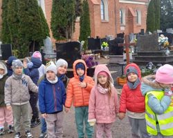 dzieci podczas spaceru na cmentarz