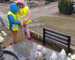 dzieci podczas spaceru na cmentarz