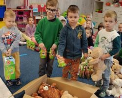 dzieci i dary ze zbiórki charytatywnej