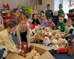 dzieci i dary ze zbiórki charytatywnej