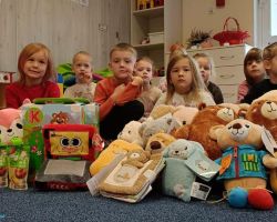 dzieci i dary ze zbiórki charytatywnej