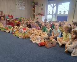 dzieci i dary ze zbiórki charytatywnej