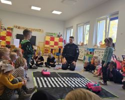 dzieci podczas spotkania z policjantem