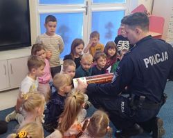 dzieci podczas spotkania z policjantem