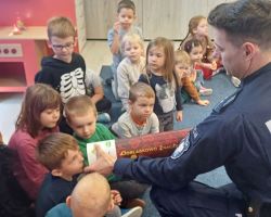 dzieci podczas spotkania z policjantem