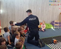 dzieci podczas spotkania z policjantem