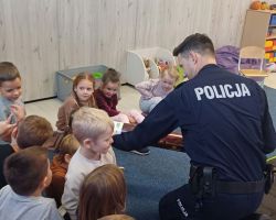 dzieci podczas spotkania z policjantem