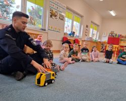 dzieci podczas spotkania z policjantem