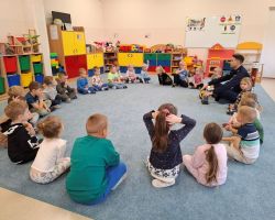 dzieci podczas spotkania z policjantem