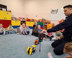 dzieci podczas spotkania z policjantem