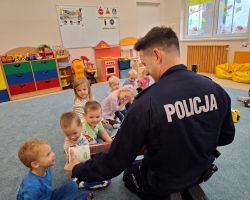 dzieci podczas spotkania z policjantem