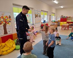 dzieci podczas spotkania z policjantem