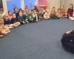 dzieci podczas spotkania z policjantem