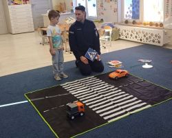 dzieci podczas spotkania z policjantem