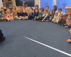 dzieci podczas spotkania z policjantem