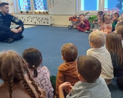 dzieci podczas spotkania z policjantem