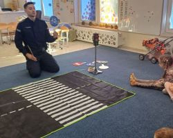 dzieci podczas spotkania z policjantem