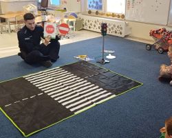 dzieci podczas spotkania z policjantem