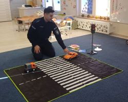 dzieci podczas spotkania z policjantem